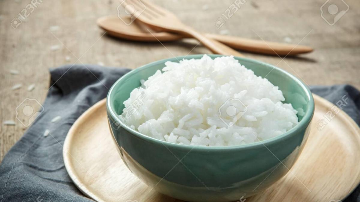 42742644 bol de riz blanc biologique avec cuillere en bois fourche soft focus